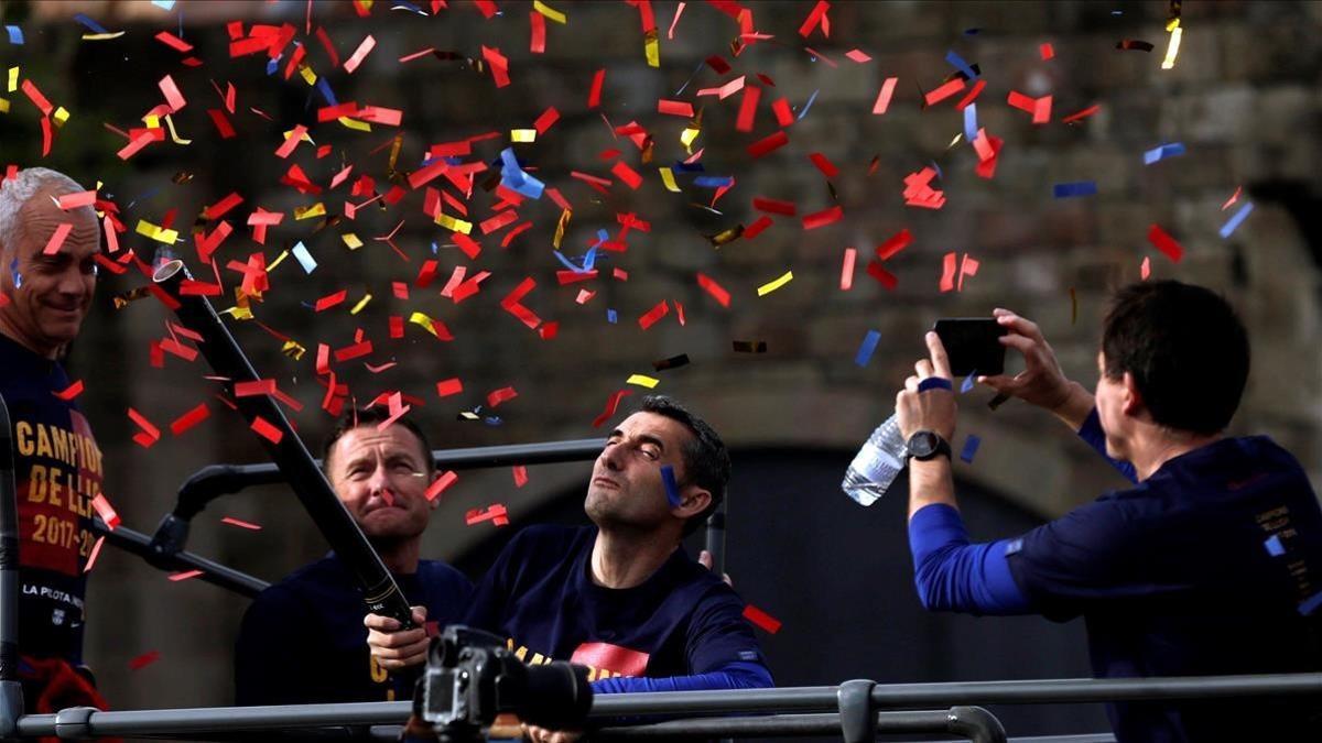 Valverde se fotografia en el bus de los campeones por las calles de Barcelona.