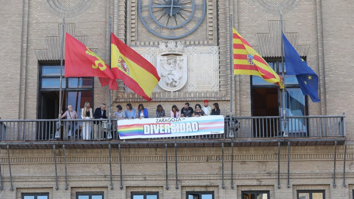 La pancarta contiene los colores de la bandera LGTBI y trans con el lema &#039;Zaragoza es diversidad&#039;.