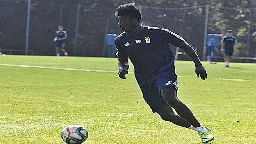 Obeng, con el balón durante el entrenamiento de ayer con el Oviedo.