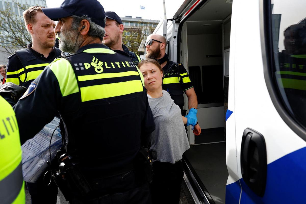 La activista climática Greta Thunberg  es detenida por agentes de policía durante una manifestación climática