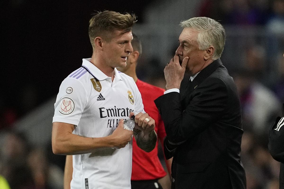 Carlo Ancelotti conversando con Toni Kroos.