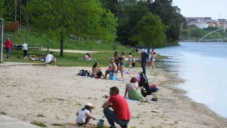 Usuarios ayer en la playa fluvial, que por vez primera alcanza una nota de calidad &quot;buena&quot;. // G. Santos