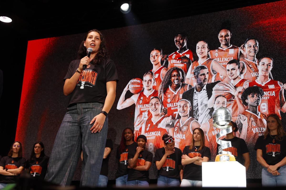 El Valencia festeja con su afición la Copa de la Reina en un Roig Arena entregado con Juan Roig El Valencia festeja con su afición la Copa de la Reina en un Roig Arena entregado con Juan Roig