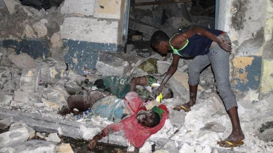 Al menos 20 muertos en un atentado contra un hotel en Mogadiscio