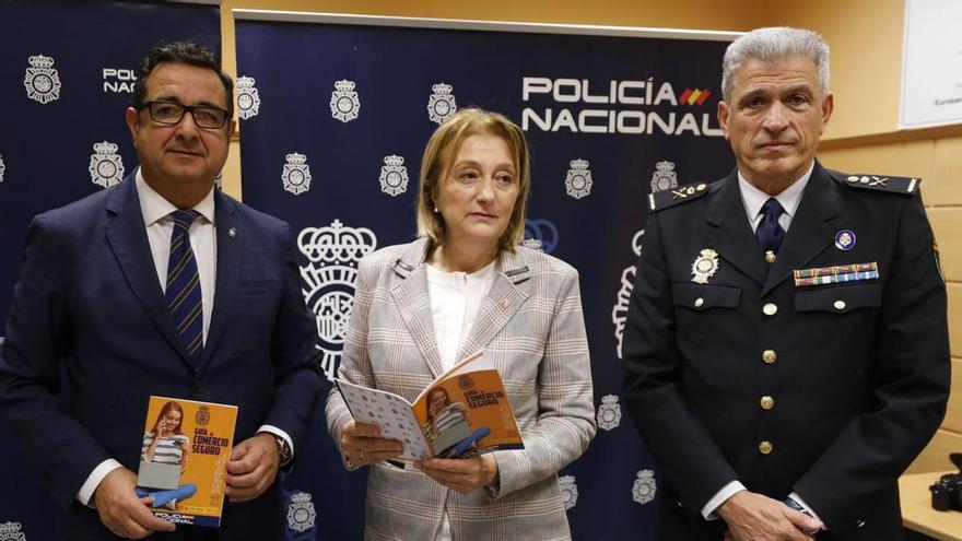 Julio González Zapico, Delia Losa y Luis Carlos Espino, ayer, durante la presentación. | Luisma Murias