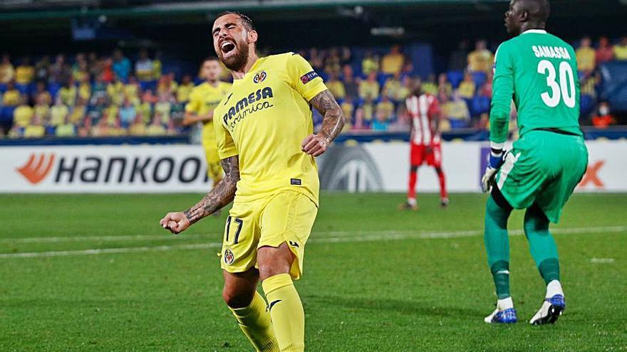 Alcácer celebra su primer gol, el séptimo de la noche.  | REUTERS/ALBERT GEA