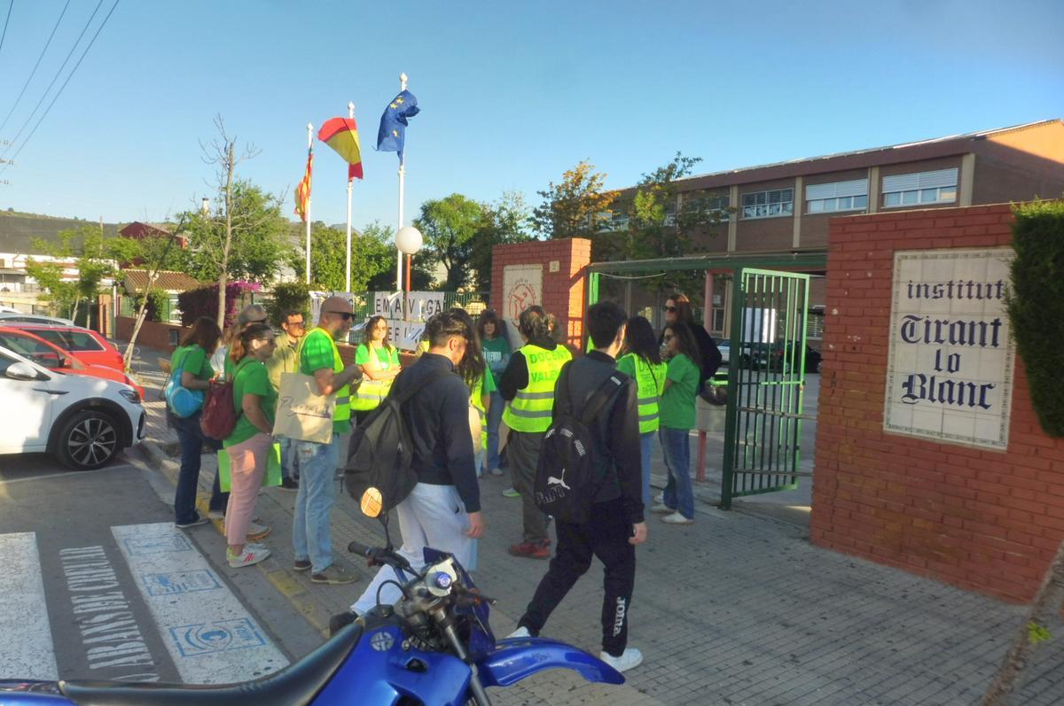 Dos alumnos entran a clase en el Tirant de Gandia con piquetes informativos.