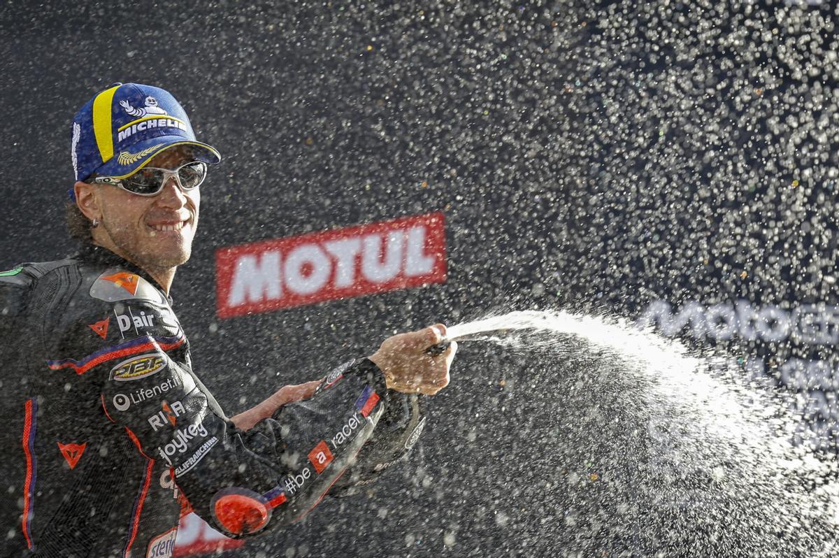 El piloto italiano en la categoría de Moto GP, Marco Bezzecchi, celebra su victoria en el podio junto a su compatriota, Fabio Di Giannantonio (d), tras la carrera del Gran Premio de la Comunitat Valencia de MotoGP que se disputó en el Circuito Ricardo Tormo. EFE/Ana Escobar