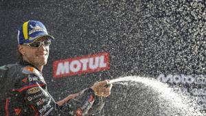 El piloto italiano en la categoría de Moto GP, Marco Bezzecchi, celebra su victoria en el podio junto a su compatriota, Fabio Di Giannantonio (d), tras la carrera del Gran Premio de la Comunitat Valencia de MotoGP que se disputó en el Circuito Ricardo Tormo. EFE/Ana Escobar