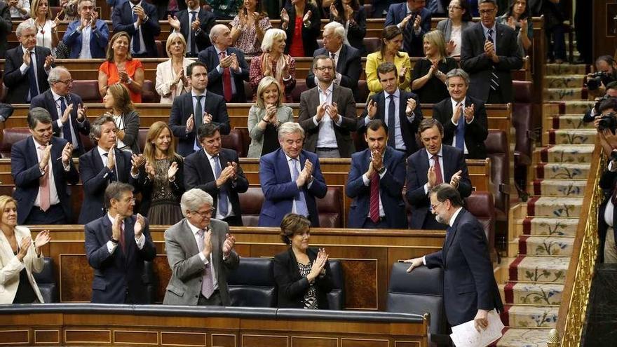 La bancada del PP aplaude a Rajoy después de su intervención en el Pleno de ayer en el Congreso. // Efe