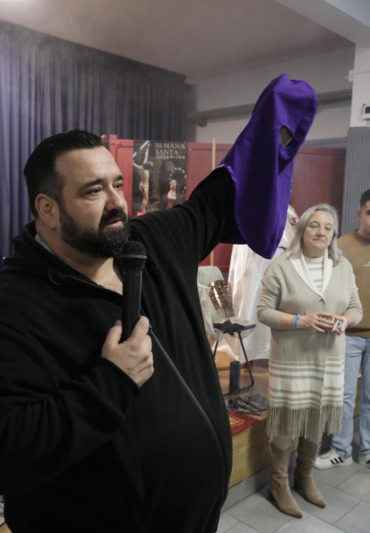 Los cofrades de Gijón buscan nuevos penitentes en el colegio San Miguel (en imágenes) Los cofrades de Gijón buscan nuevos penitentes en el colegio San Miguel (en imágenes)