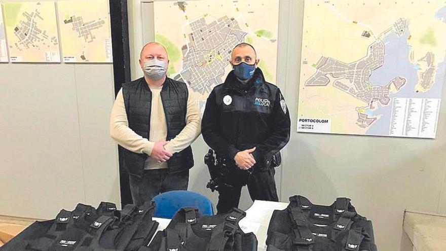La Policía Local de Felanitx entrega doce unidades de chalecos antibalas para labores humanitarias.