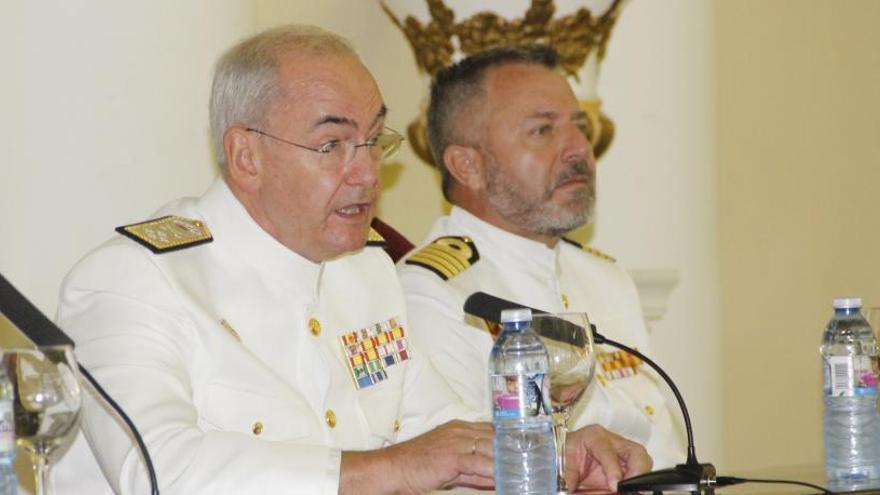 El Almirante Jefe del Estado Mayor de la Armada Teodoro López Calderón, al lado del comandante de la ENM, José María Núñez Torrente.