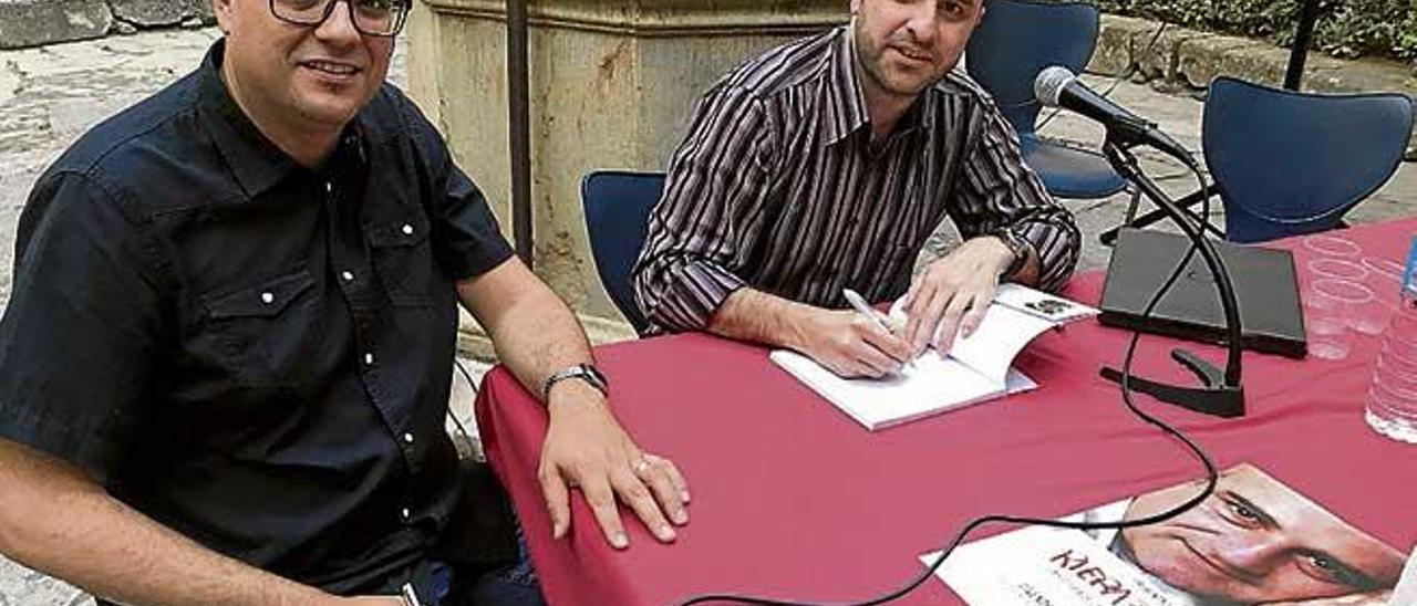 Carvajal y Gomila firmando ejemplares, ayer.