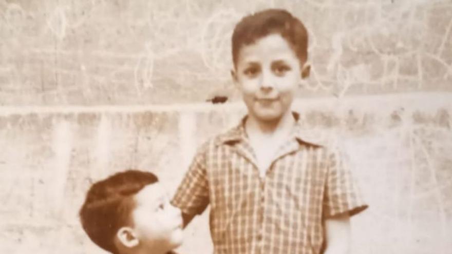 Eduardo, en su infancia con su hermano pequeño.  | / L. O.