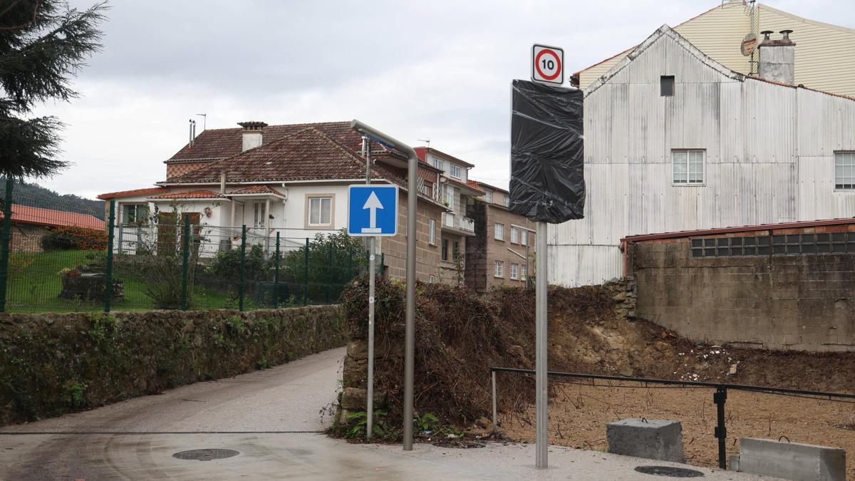 Una parte de la calle A Santiña tras las obras, con la nueva señal tapada hasta el lunes.