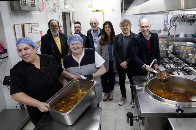 La Cocina Económica sirve menús de Antroxu con el apoyo de Otea, en imágenes