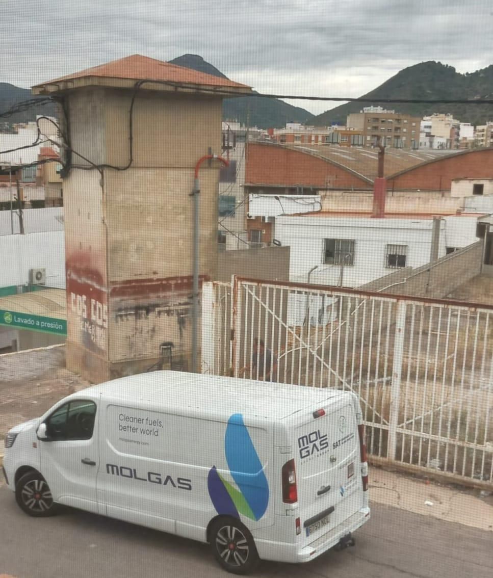 Esclarecedores imágenes del estado y los riesgos de una nave industrial abandonada en la Vall