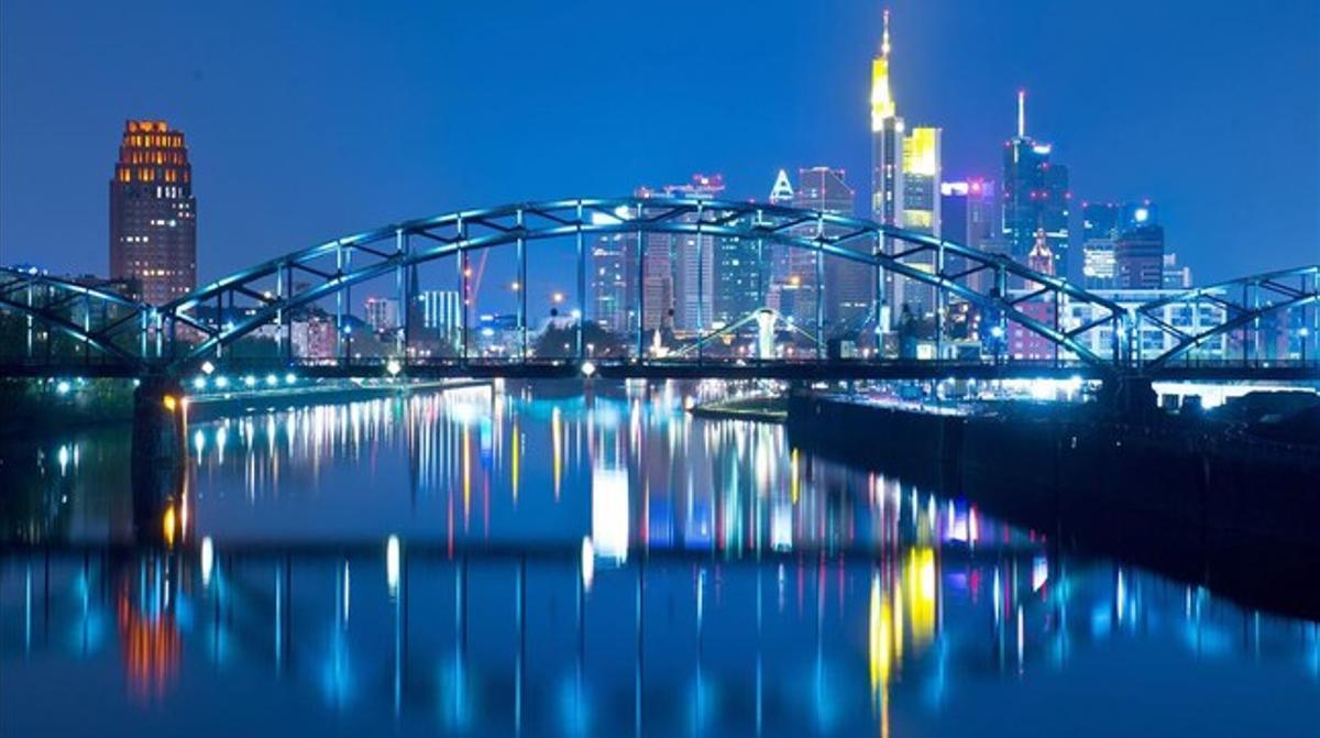 Imatge nocturna de Frankfurt, on se celebra el Luminale, festival de la llum, fins al 4 d’abril.