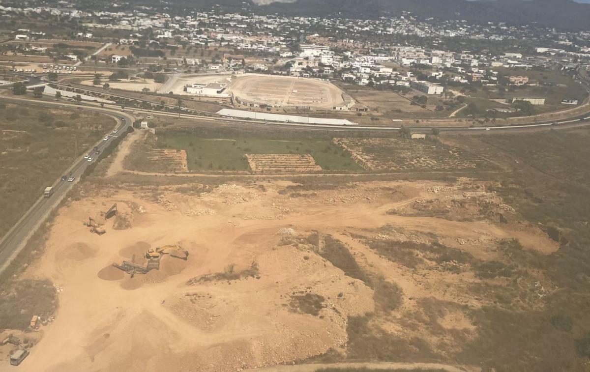 Imagen aérea de los movimientos de tierra junto a la balsa de drenaje de la autovía. | D. I.