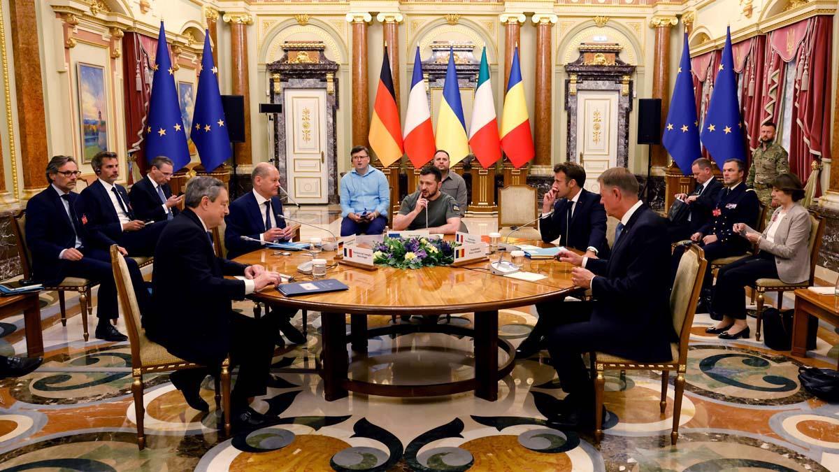 Irpin (Ucrania), 16/06/2022.- (L-R) el primer ministro italiano Mario Draghi, el canciller alemán Olaf Scholz, el presidente ucraniano Volodymyr Zelensky, el presidente francés Emmanuel Macron y el presidente rumano Klaus Iohannis se reúnen para una sesión de trabajo en el Palacio Mariinsky, en Kyiv, Ucrania, 16 de junio de 2022. El presidente francés Emmanuel Macron, el primer ministro italiano Mario Draghi y el canciller alemán Olaf Scholz llegaron en un tren nocturno desde Polonia a Kyiv y se reunirán con el presidente ucraniano Volodymyr Zelensky, en un momento en que el país está presionando para que la UE afiliación. (Polonia, Rumanía, Ucrania) EFE/EPA/LUDOVIC MARIN / POOL MAXPPP FUERA