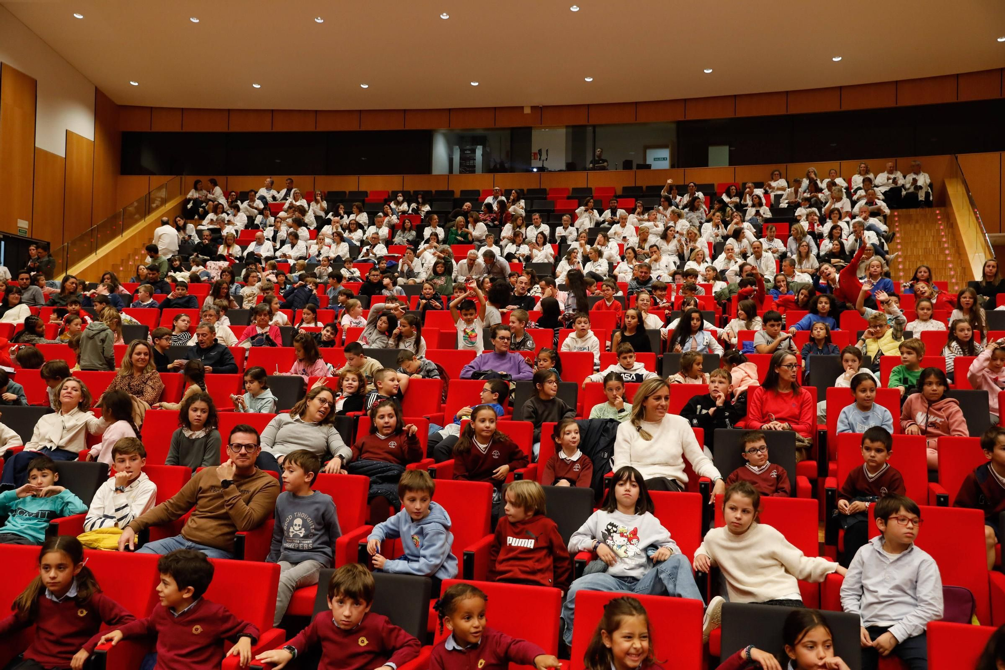 Tres de los galardonados con el premio "Princesa" de Investigación Científica y Técnica dan una charla a escolares asturianos en el HUCA.
