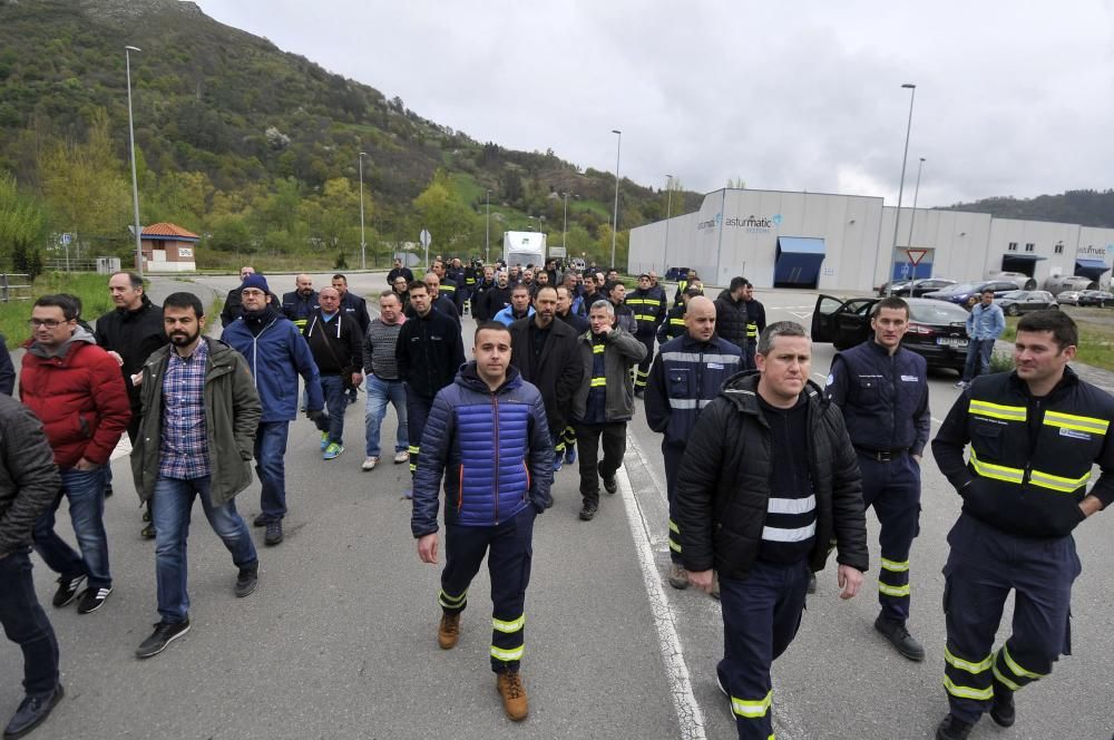 Los trabajadores de Thyssenkrupp en Mieres cortan la carretera