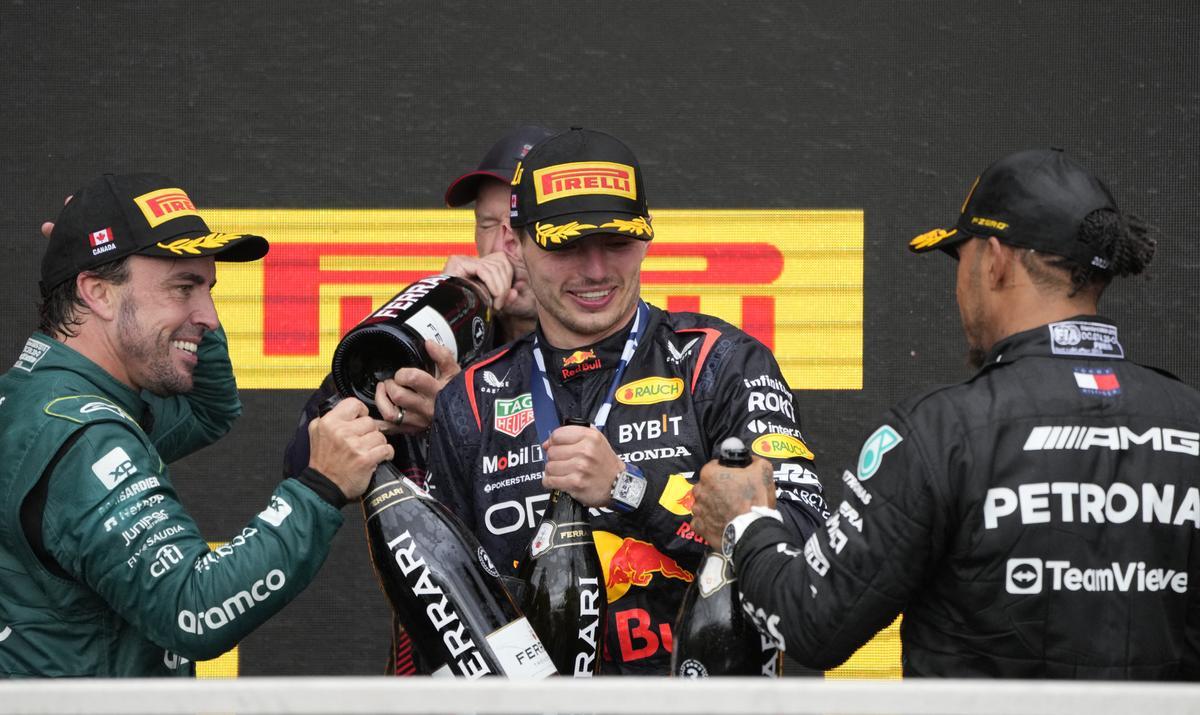 Alonso, Verstappen y Hamilton celebran su podio en el Gran Premio de Canadá