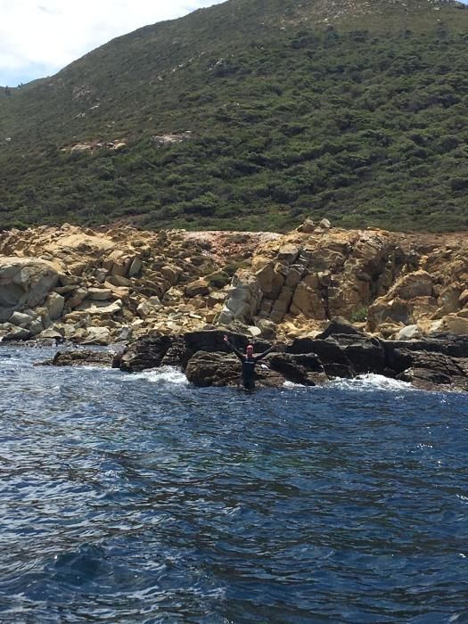 El bombero murciano César Claro cruza el Estrecho de Gibraltar a nado