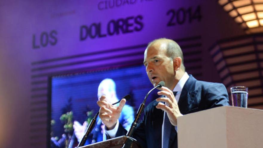 Juan José Cardona, anoche, durante el pregón de Los Dolores, en la plaza de Don Benito de Schamann. | josé carlos guerra