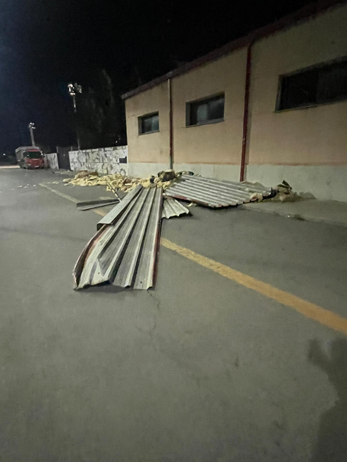 Estado en el que quedó la cubierta de la piscina municipal de Nules tras el vendaval del miércoles 11 de febrero.