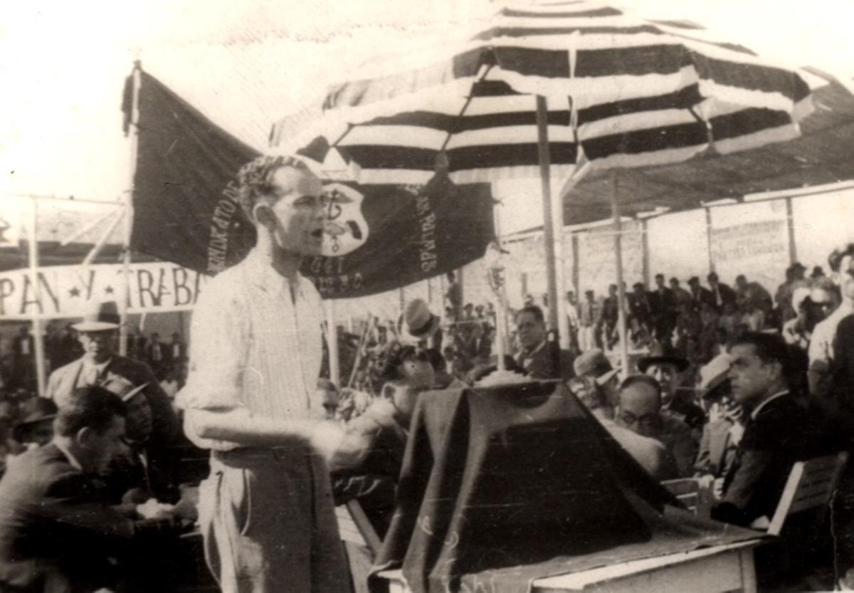 Eduardo Suárez Morales, durante un mitin con sus compañeros comunistas.