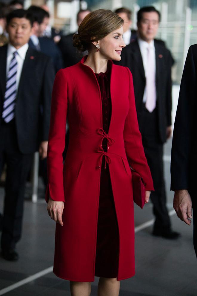 Letizia Ortiz, abrigo y vestido rojo de Felipe Varela en Japón