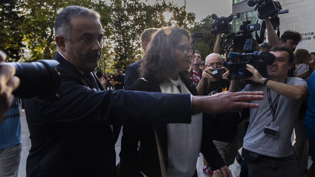 Monica Oltra entra en la Ciudad de la Justicia para declarar ante el titular del Juzgado de Instrucción 15, el pasado 19 de septiembre.