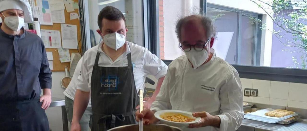 José Antonio Campoviejo, junto a miembros de su equipo, con la fabada del menú. | M. Villoria