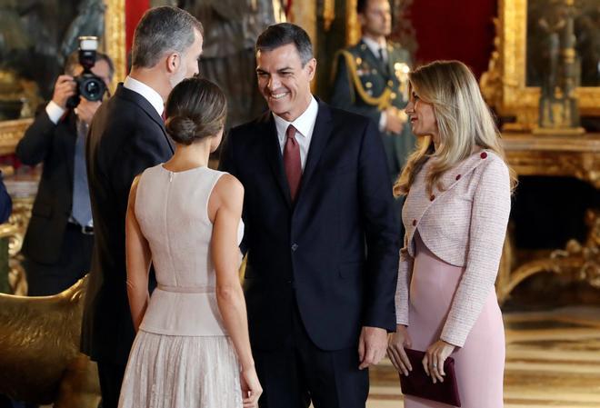 Los reyes Felipe y Letizia con Pedro Sánchez