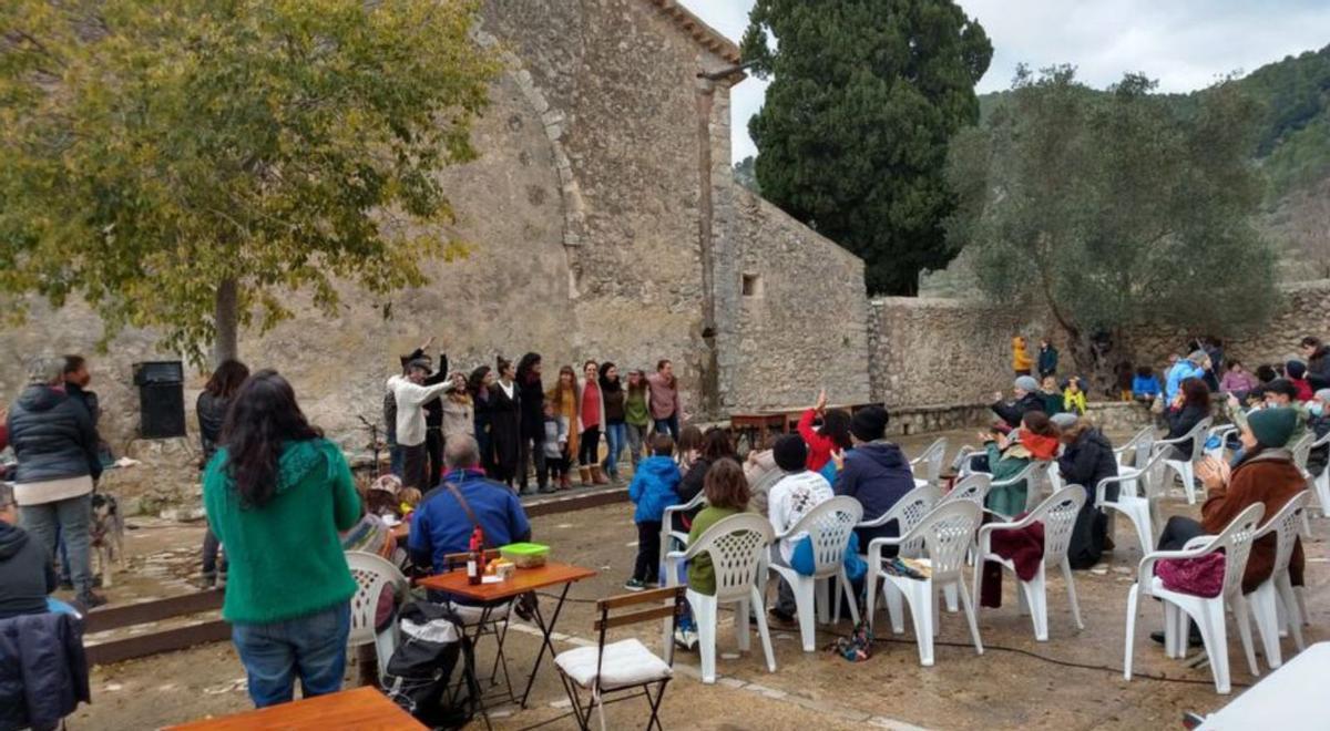 Uno de los actos celebrados en la iglesia medieval. | COOPERATIVA SI