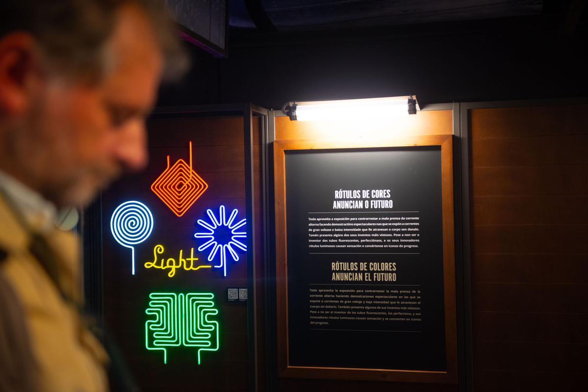La muestra itinerante, organizada por la Fundación La Caixa, recorre la vida y obra del ingeniero serbio, figura clave en la historia de la ciencia gracias al desarrollo de inventos que marcaron el siglo XX.