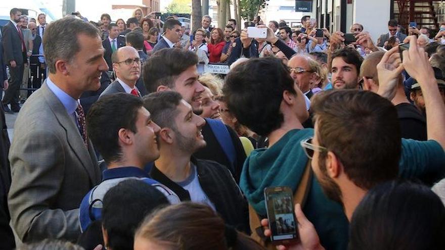 Los reyes se dieron ayer un baño de multitudes durante su breve estancia en Málaga.