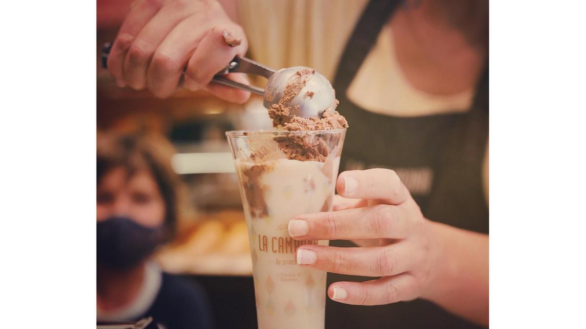 En La Campana puedes pedir que le echen una bola de helado a la horchata.