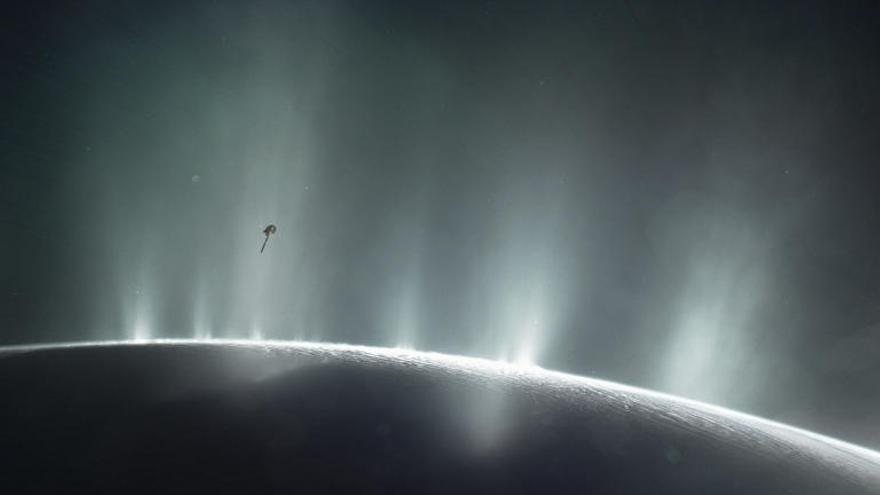 Ilustración de la NASA que muestra a la sonda espacial Cassini navegando sobre los géiseres de Encélado.