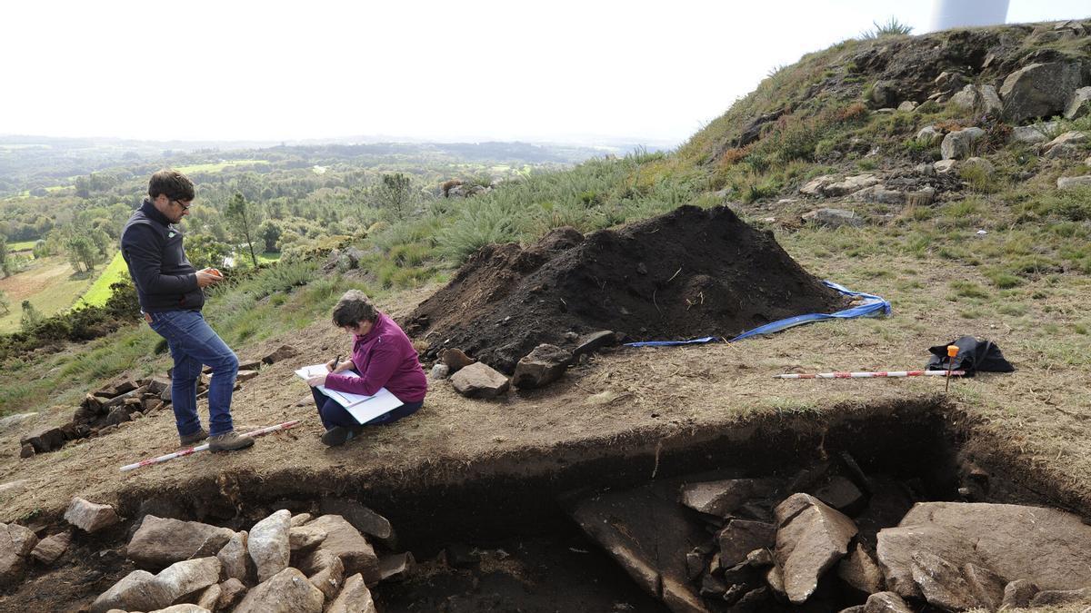 Una excavación arqueológica en Outeiro Grande, en montes de Bermés.