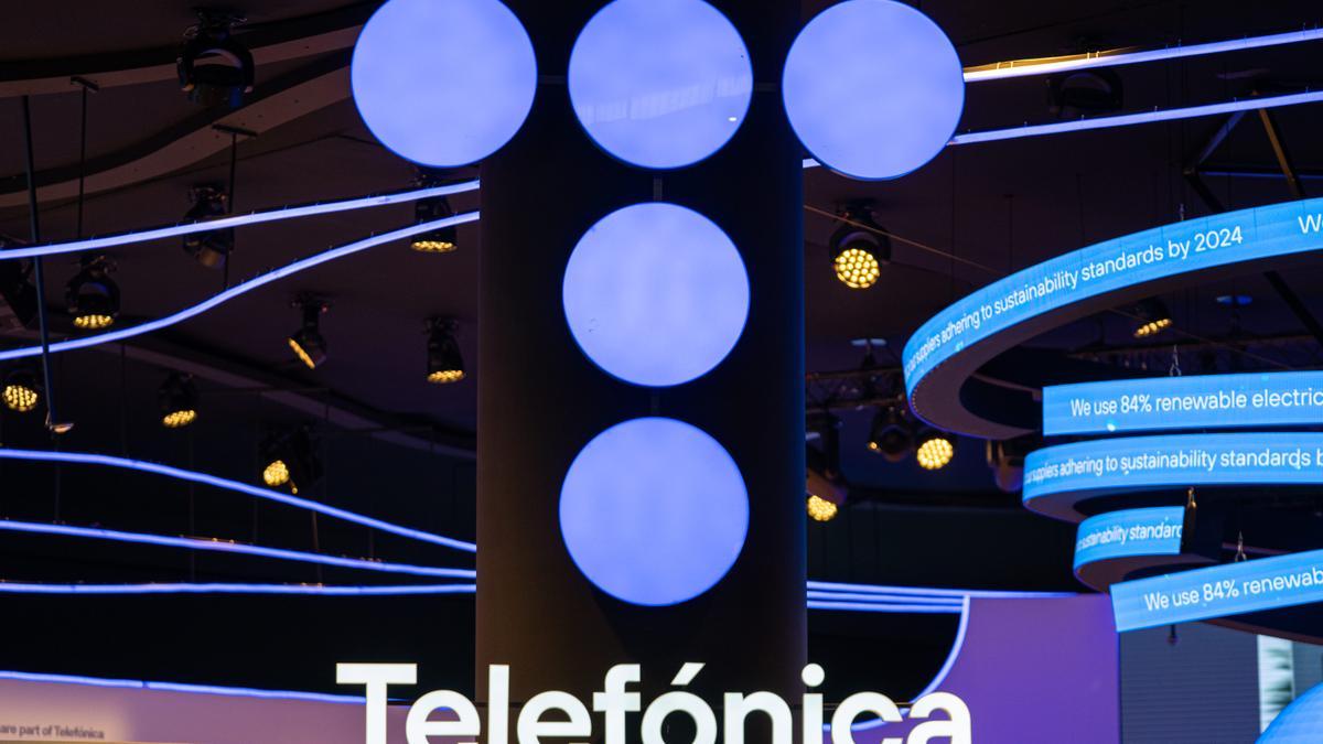 El logo de Telefónica a l'estand del MWC23.