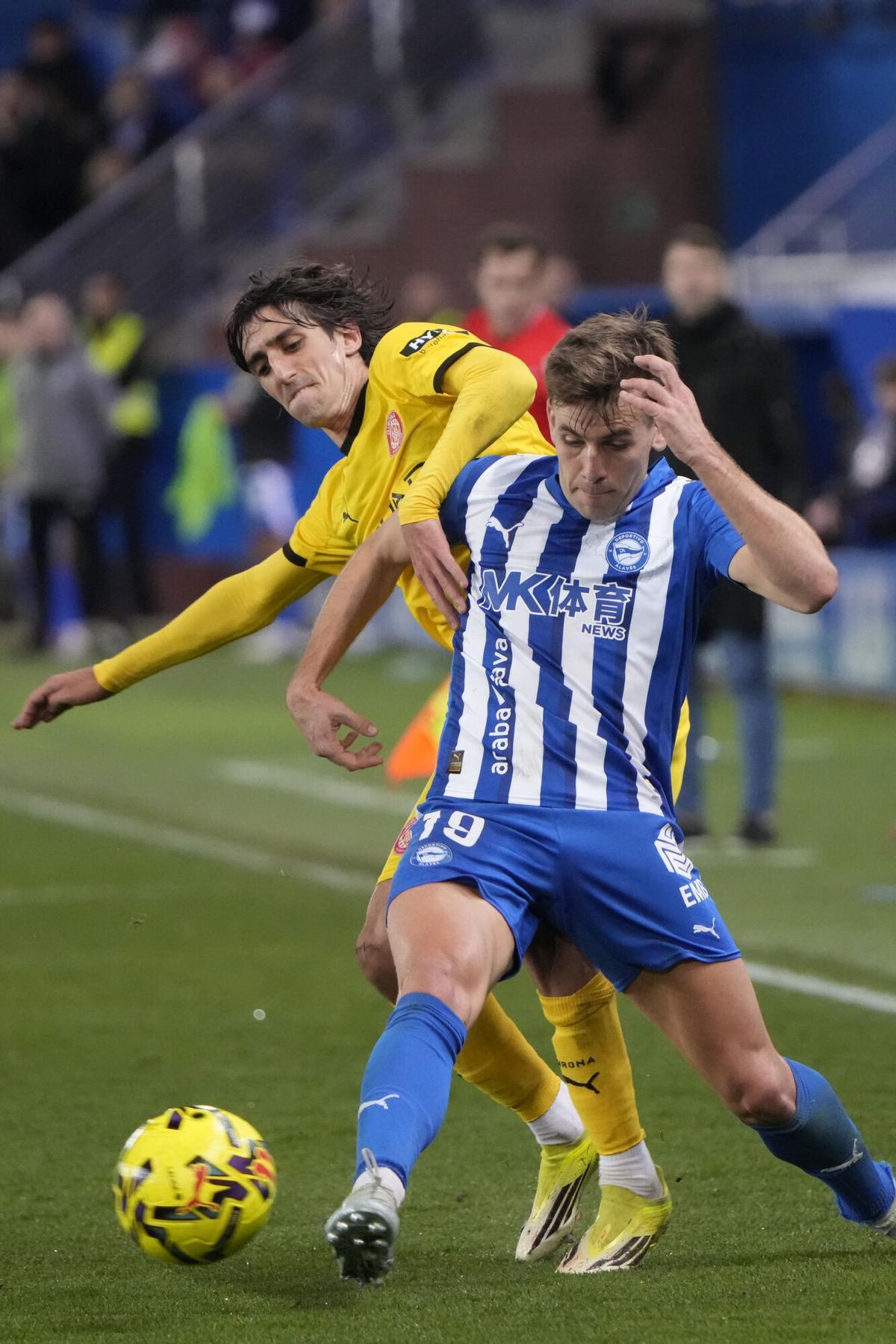 Vitoria, 23/02/2026.- El centrocampista del Alavés Pablo Ibañez disputa el balón ante el delantero del Girona Bryan Gil durante el encuentro correspondiente a la jornada 25 de Laliga EA Sports que Deportivo Alavés y Girona FC disputan este lunes en el estadio de Mendizorroza, en Vitoria. EFE/ Adrián Ruiz Hierro Vitoria, 23/02/2026.- El centrocampista del Alavés Pablo Ibañez disputa el balón ante el delantero del Girona Bryan Gil durante el encuentro correspondiente a la jornada 25 de Laliga EA Sports que Deportivo Alavés y Girona FC disputan este lunes en el estadio de Mendizorroza, en Vitoria. EFE/ Adrián Ruiz Hierro
