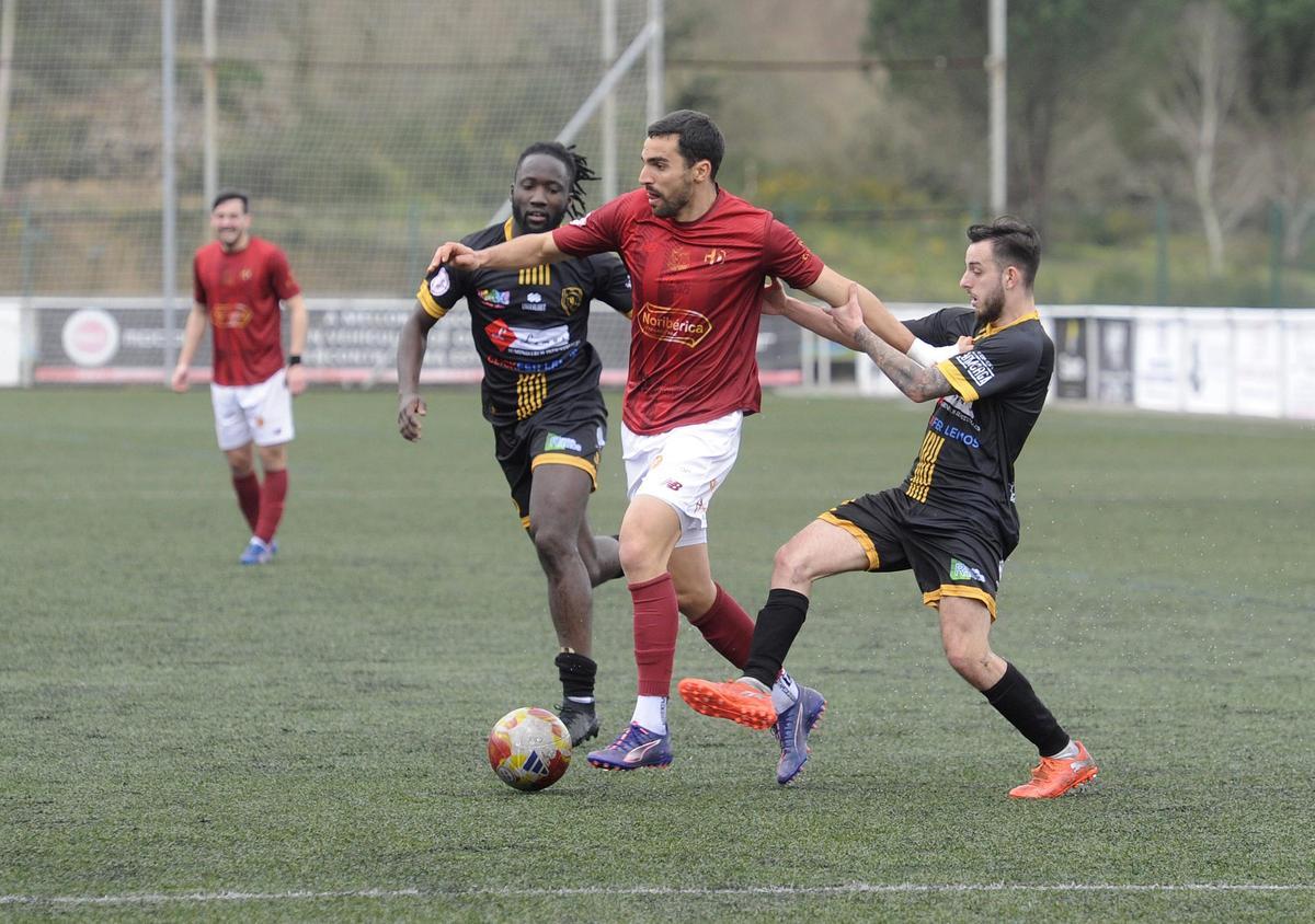 Dani Pedrosa se marcha entre dos rivales.