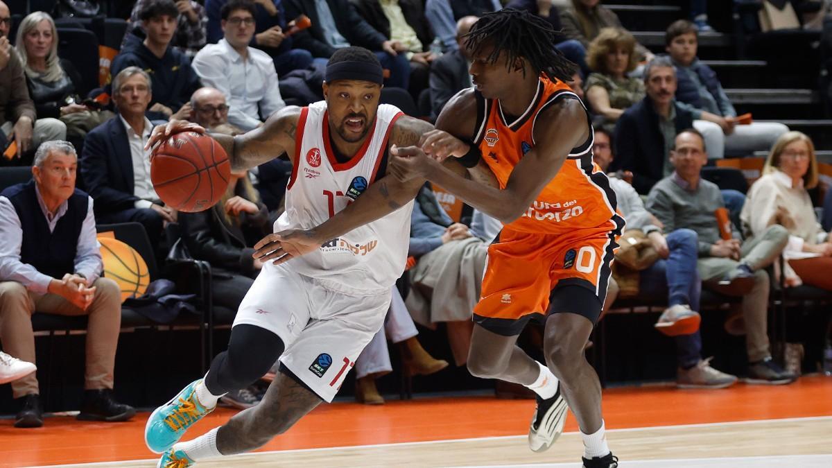 El base estadounidense del Hapoel Tel Aviv Marcus Foster lucha con el base senegalés del Valencia Brancou Badio