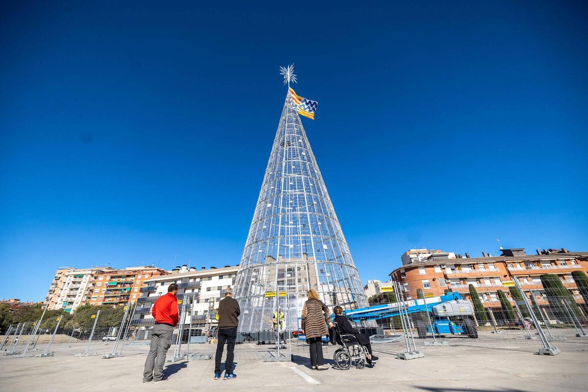 Badalona ya tiene el árbol de Navidad más alto de España