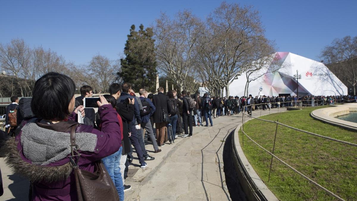 Cola para acceder a una de las presentaciones del Mobile World Congress, en Montjuïc.