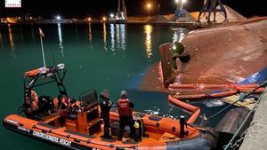 Imagen del barco volcado en el puerto de Castellón