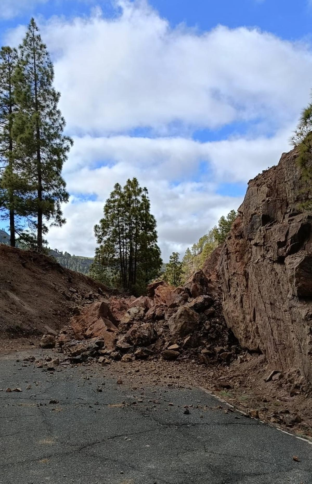 Estado en que quedó la carretera tras el desprendimiento provocado por las lluvias de la borrasca Olivier.